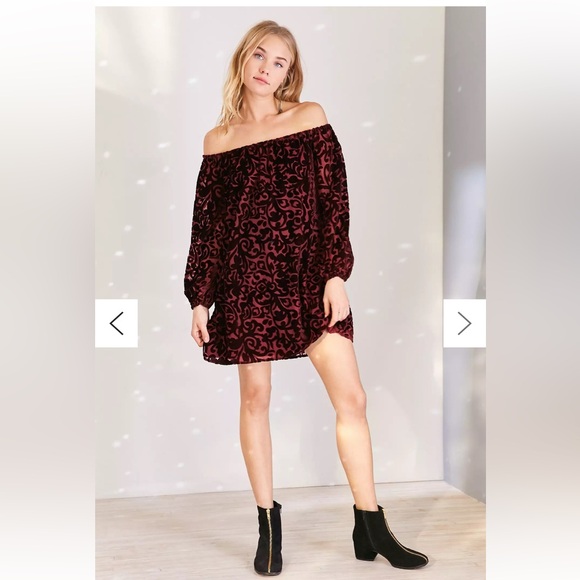 NWT Urban Outfitters Ecote Velvet Off-The-
Shoulder Mini Dress in Black (Size:S) - Picture 2 of 11